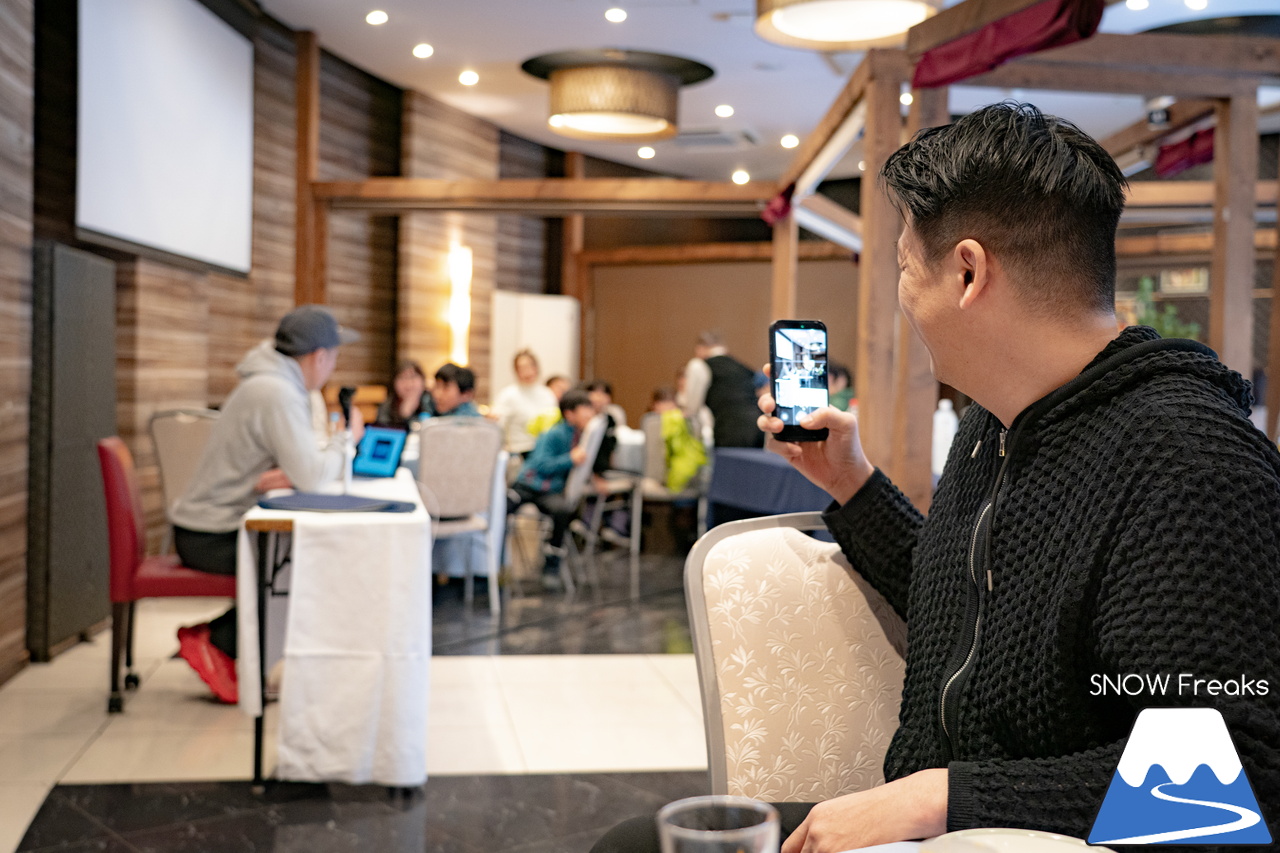 井山敬介さんと秋元日菜子さんのコンビは今年も健在！さらに、サプライズゲストも登場？！憧れのスキーヤーと一緒に雪と戯れ、『いちえ』の美味しいランチをいただく…。夢のようなイベント。めもるホールディングス presents プロスキーヤー・井山敬介さんと行く｜ダイナスティスキーリゾート